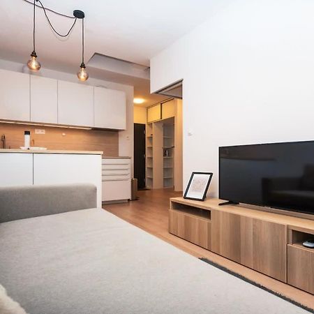 City Center Apartment - Modern & Elegant Pozsony Kültér fotó