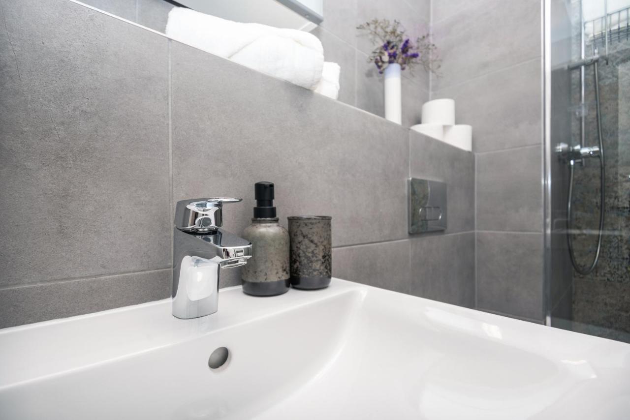 City Center Apartment - Modern & Elegant Pozsony Kültér fotó