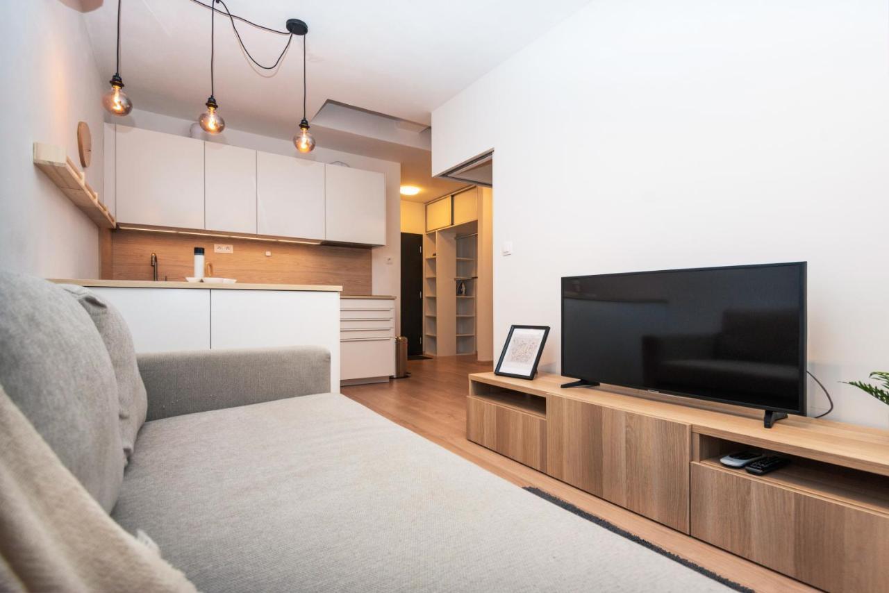 City Center Apartment - Modern & Elegant Pozsony Kültér fotó