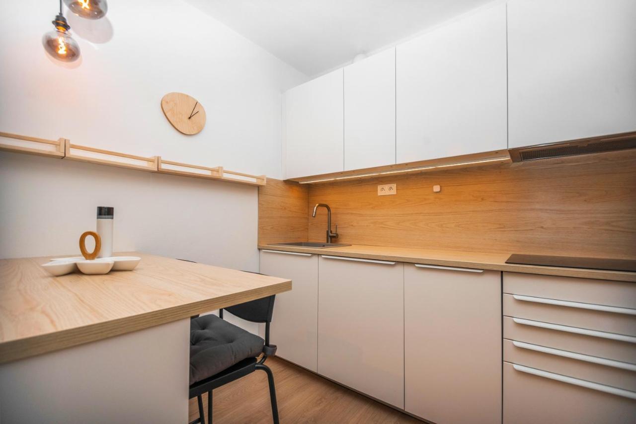 City Center Apartment - Modern & Elegant Pozsony Kültér fotó