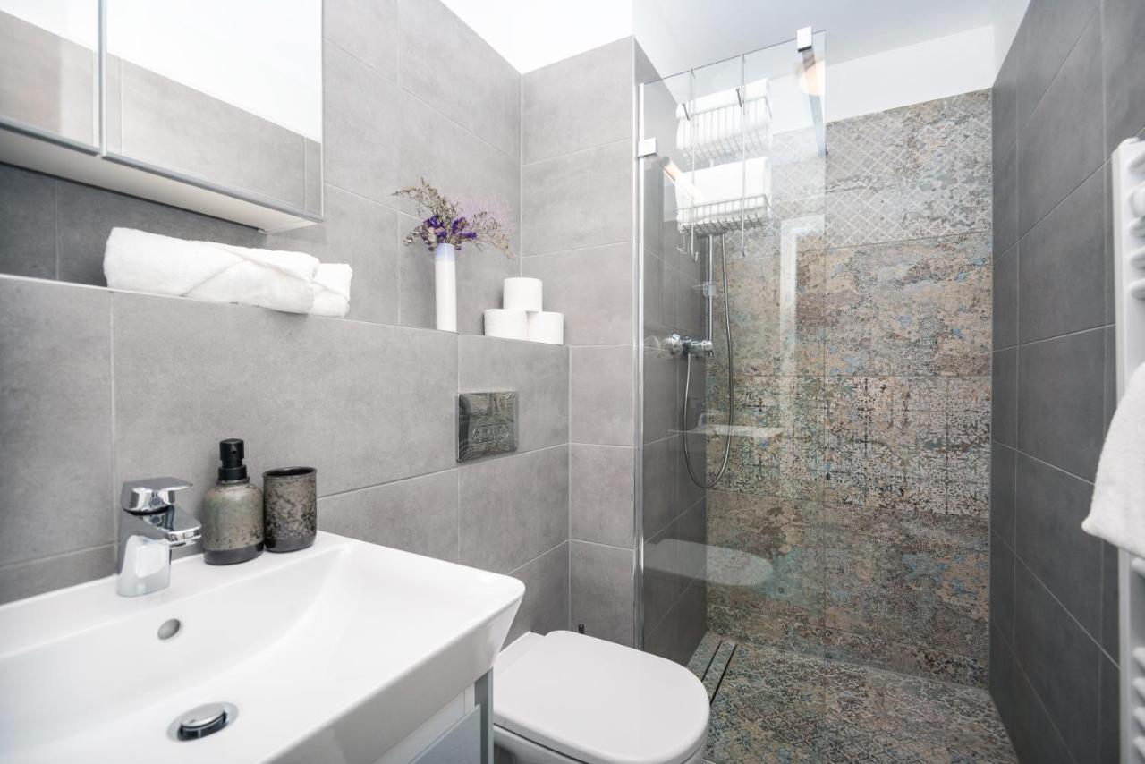 City Center Apartment - Modern & Elegant Pozsony Kültér fotó