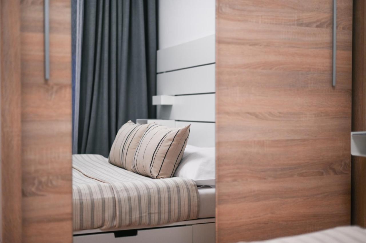 City Center Apartment - Modern & Elegant Pozsony Kültér fotó
