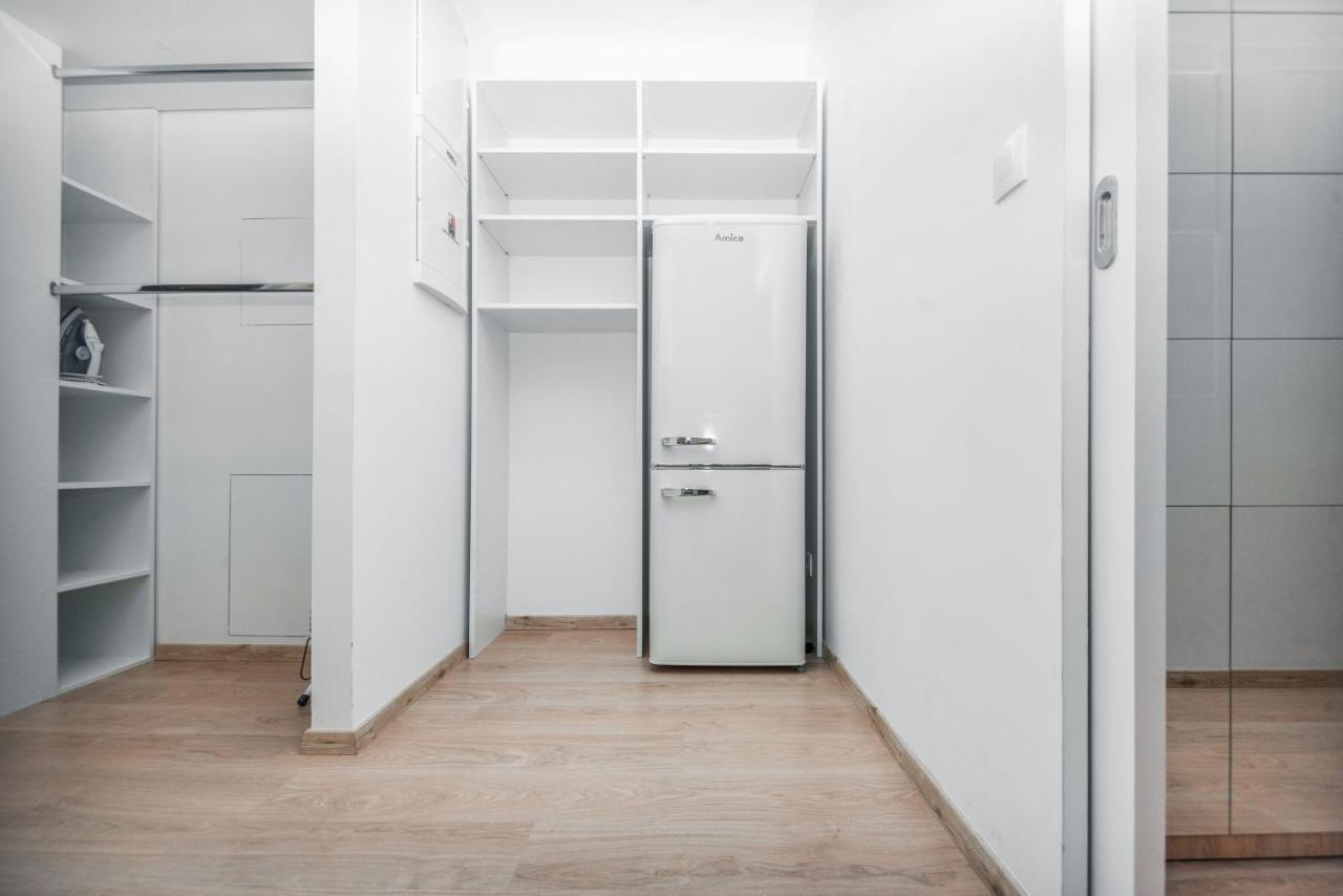 City Center Apartment - Modern & Elegant Pozsony Kültér fotó
