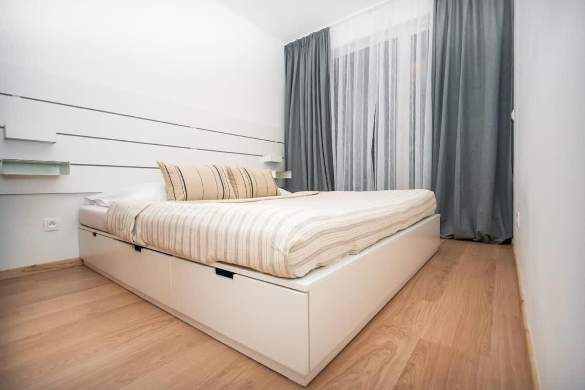 City Center Apartment - Modern & Elegant Pozsony Kültér fotó