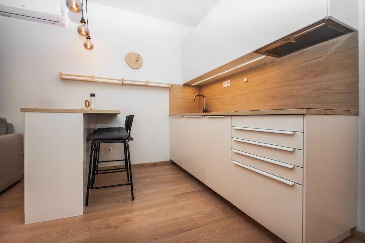 City Center Apartment - Modern & Elegant Pozsony Kültér fotó