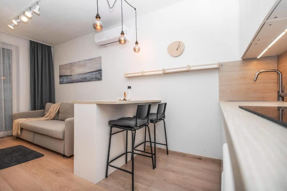 City Center Apartment - Modern & Elegant Pozsony Kültér fotó