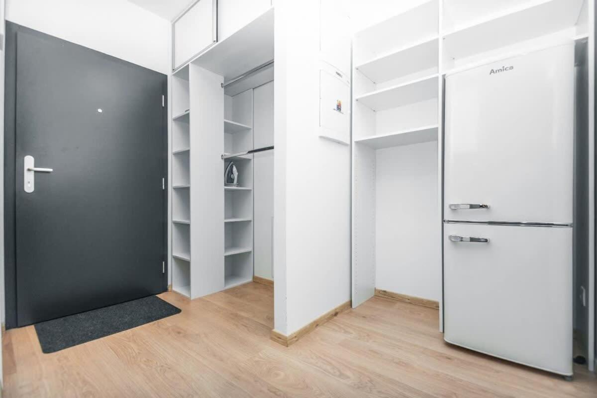 City Center Apartment - Modern & Elegant Pozsony Kültér fotó