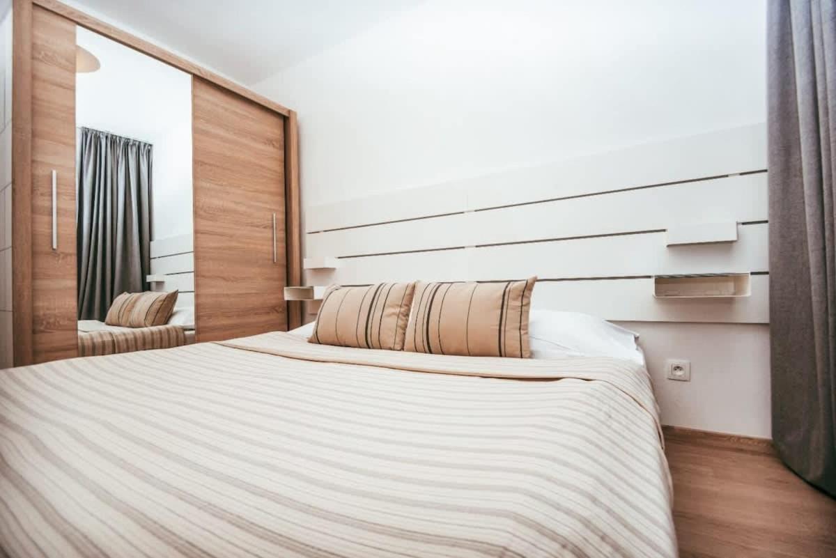 City Center Apartment - Modern & Elegant Pozsony Kültér fotó